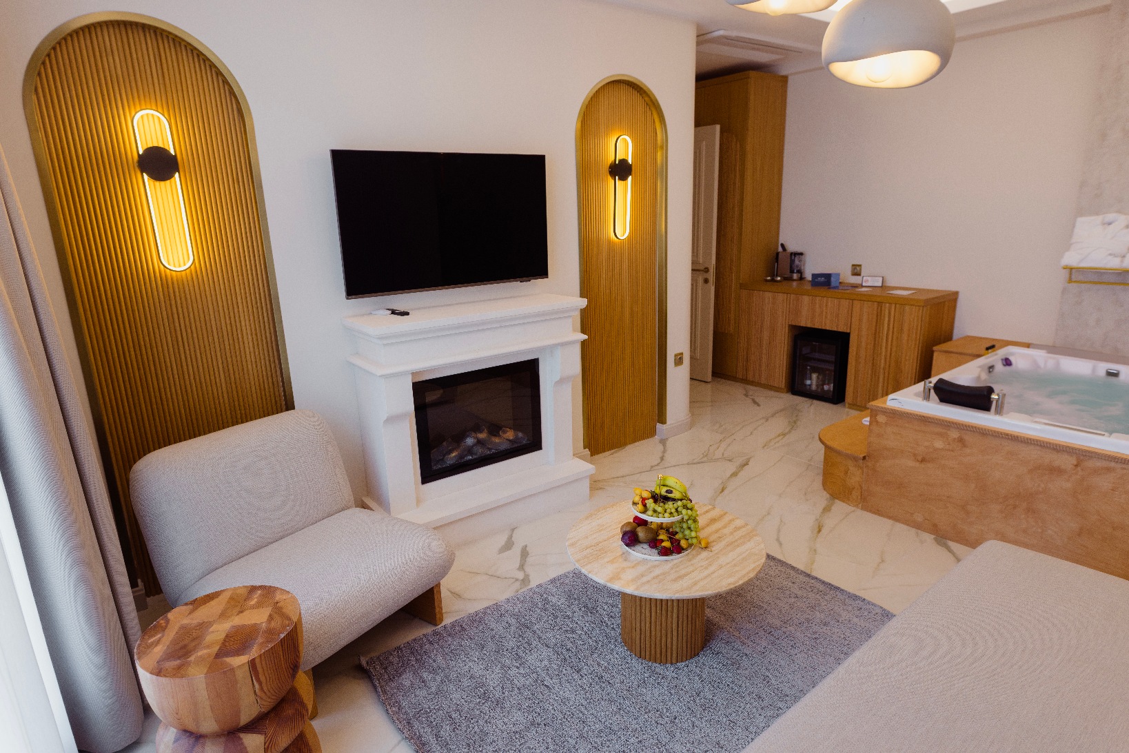 Jakuzili Suit Oda, Şömineli