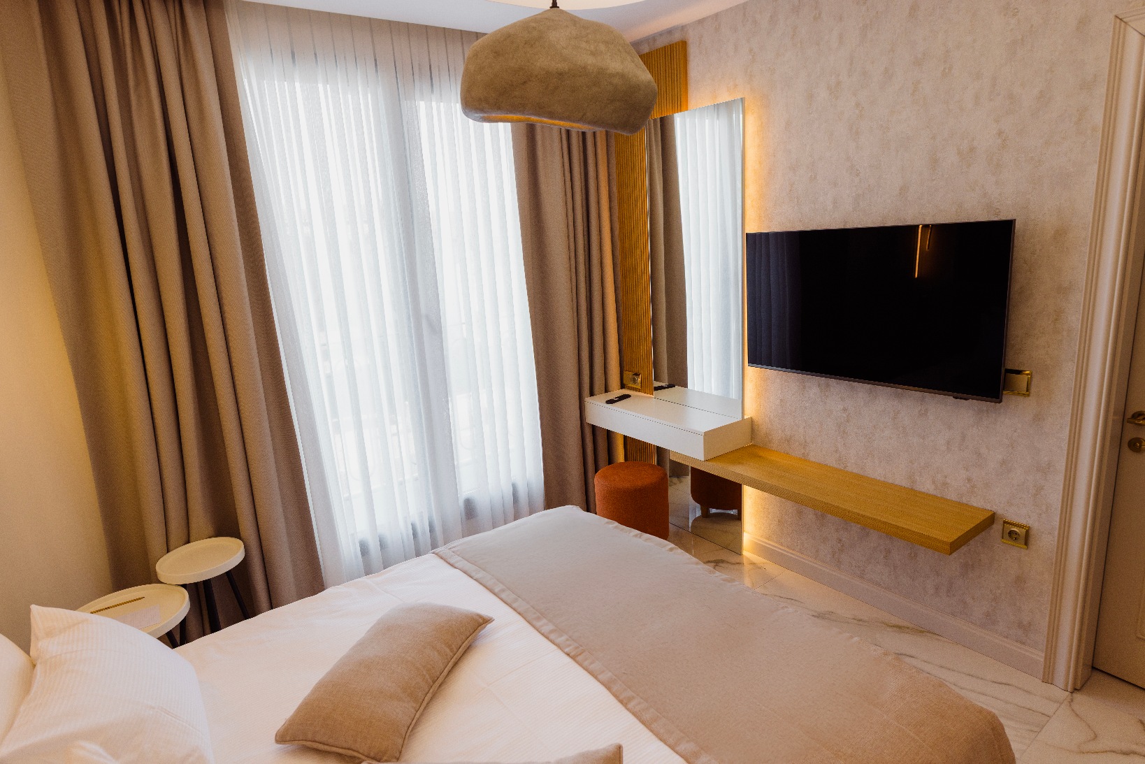 Jakuzili Suit Oda, Şömineli