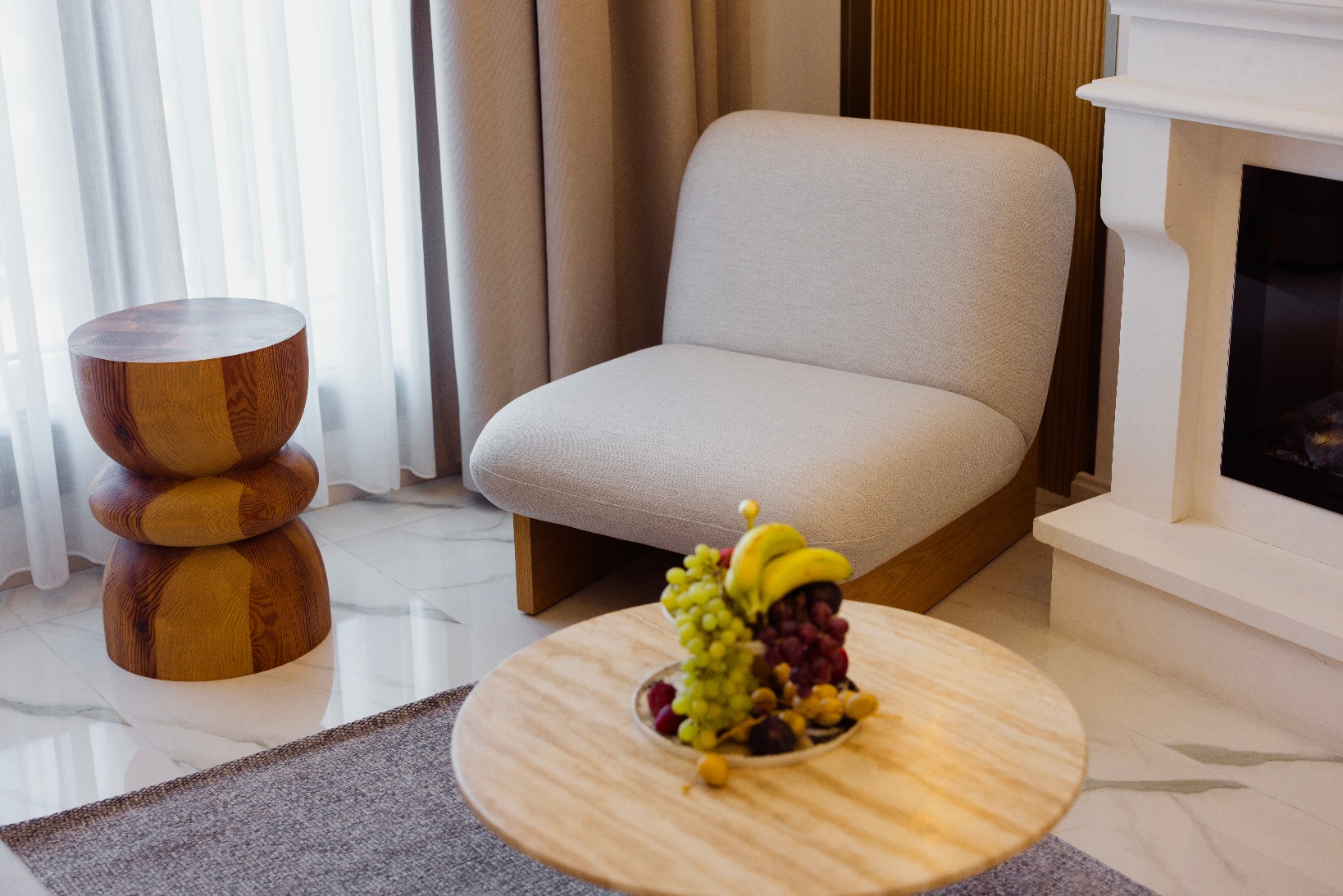 Jakuzili Suit Oda, Şömineli