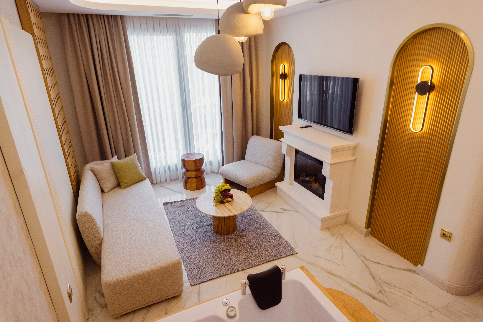 Jakuzili Suit Oda, Şömineli